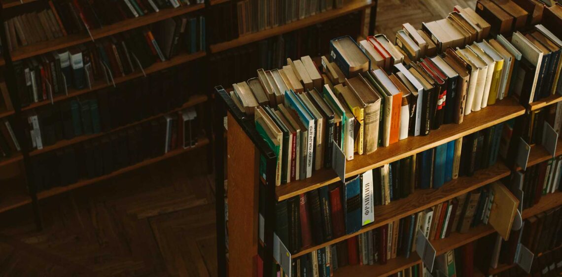 Εικόνα που αφορά σε εκπαιδευτικά βίντεο και παρουσιάζει μια βιβλιοθήκη γεμάτη βιβλία.