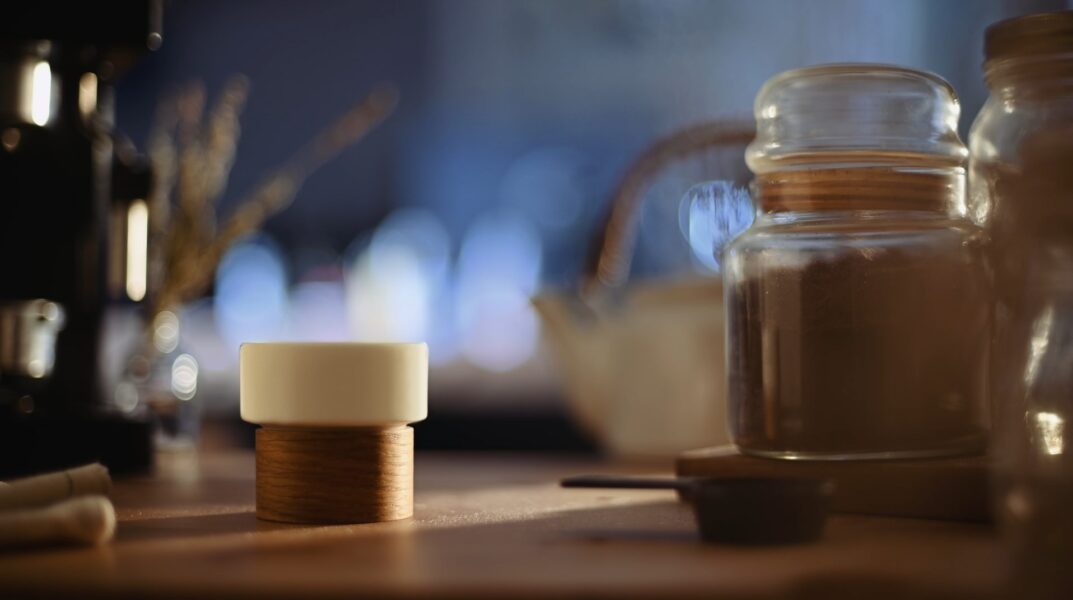 Στιγμιότυπο από προϊοντικό βίντεο. Ένα φλιτζάνι καφέ τοποθετημένο σε έναν πάγκο κουζίνας.